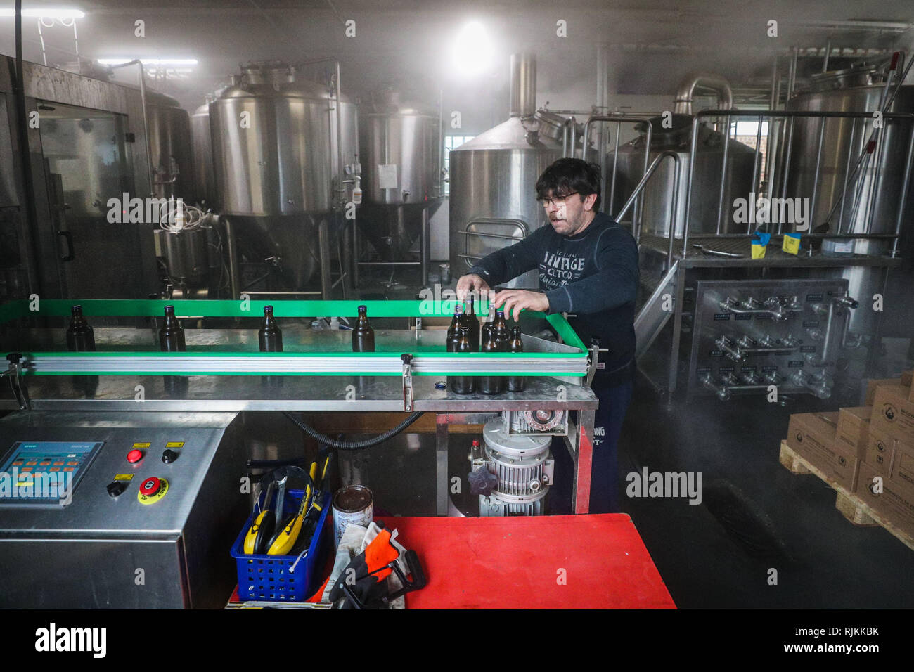 (190207) -- KORTRIJK, Febbraio 7, 2019 (Xinhua) -- Un lavoratore confezioni birre alla spina presso il birrificio De Feniks in Kortrijk, Belgio, 6 febbraio 2019. Wang Min, che saluta dal centro di provincia cinese di Hunan, fondata la birreria De Feniks con suo marito belga Kurt Decoene in Kortrijk nel 2016. Finora il giovane ha prodotto vari sapori di birre belghe sotto il proprio marchio. Grazie alla Cina di riforma e apertura politica e la cinghia e strada iniziativa le birre belghe sono sempre più noto tra i clienti cinesi. Prima del 2019 Nuovo anno lunare cinese, il giovane aggiornato il negozio online di loro bre Foto Stock