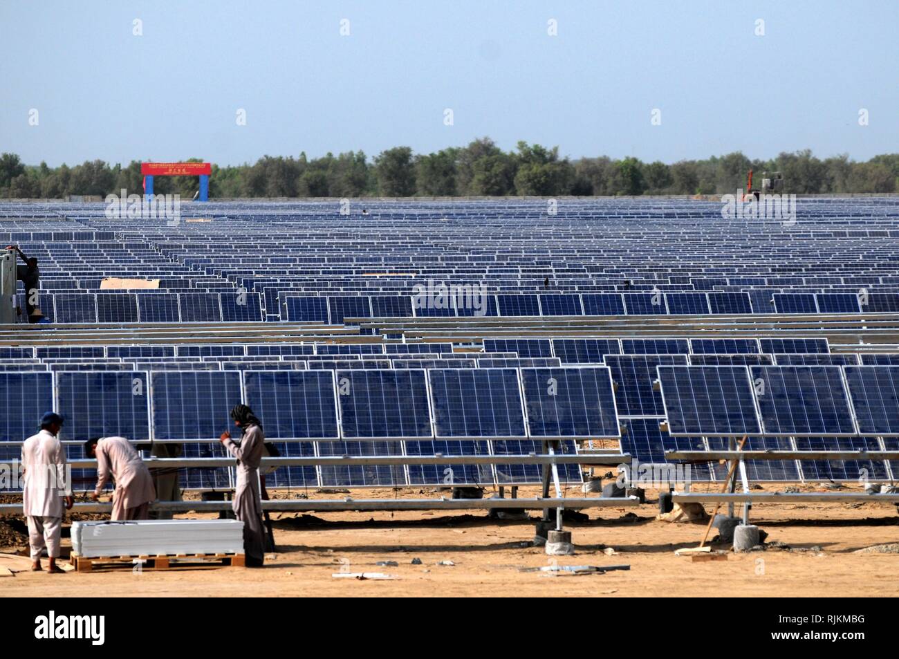 (190207) -- PECHINO, Febbraio 7, 2019 (Xinhua) -- lavoratori installare pannelli solari fotovoltaici per l'Zonergy 900 MW del progetto solare in Bahawalpur, Pakistan, Agosto 28, 2015. Primo Ministro pakistano Imran Khan ha detto mercoledì che la China-Pakistan corridoio economico (CPEC) porterà a un host di opportunità economiche per il paese del sud-ovest della provincia di Balochistan, relazioni locali detto. Durante una sua conversazione con rappresentanti politici del Balochistan partito Awami, il primo ministro ha detto che lo sviluppo del porto di Gwadar aprirà una nuova era di prosperità in Balochistan, creando vaste oppo Foto Stock