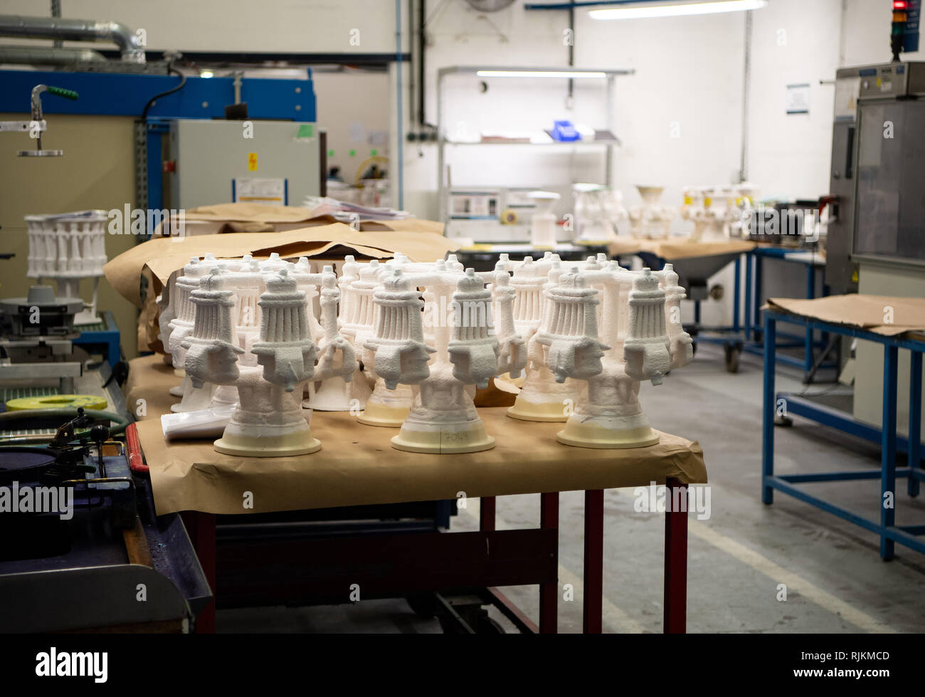 Il 06 febbraio 2019, France (Francia), Colombes: stampi per parti del motore si trova in una sala al costruttore del motore Safran in Colombes vicino a Parigi. La Germania e la Francia stanno progettando nuovi franco-tedesca di jet da combattimento per integrare ed eventualmente sostituire l'Eurofighter e Rafale flotte di entrambi i paesi entro il 2040. Safran e MTU Aero Engines sono per lo sviluppo di motori per questo scopo. Foto: Bernd von Jutrczenka/dpa Foto Stock