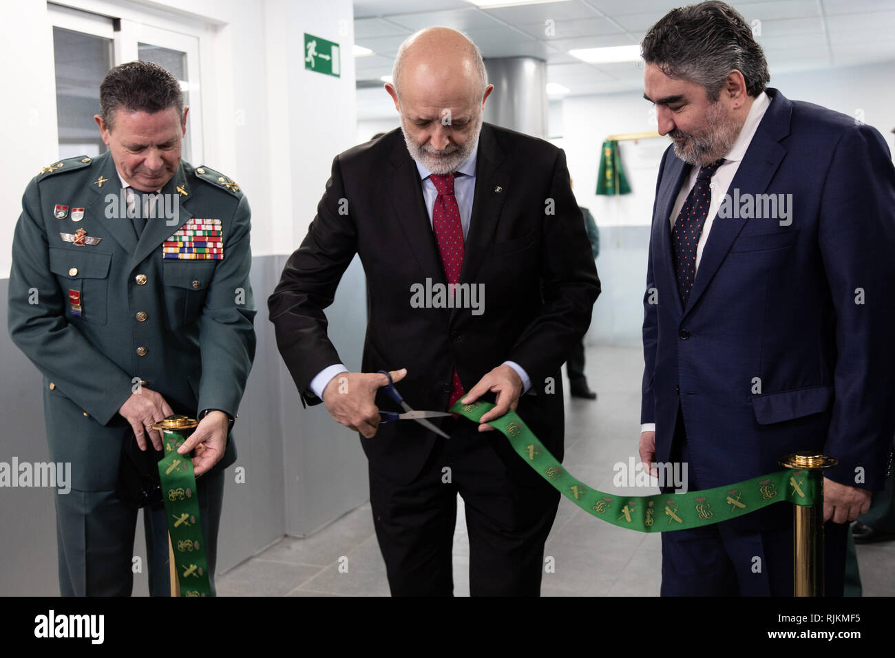 Madrid, Spagna. 7 febbraio 2019. Il direttore generale della Guardia Civile, Félix Azón (C) compare il taglio del nastro inaugurale, accanto al delegato del governo di Madrid, José Manuel Rodríguez Uribes (R) e un membro del nuove dipendenze di armi ed esplosivi di intervento. Credito: Jesús Hellin/Alamy Live News Foto Stock