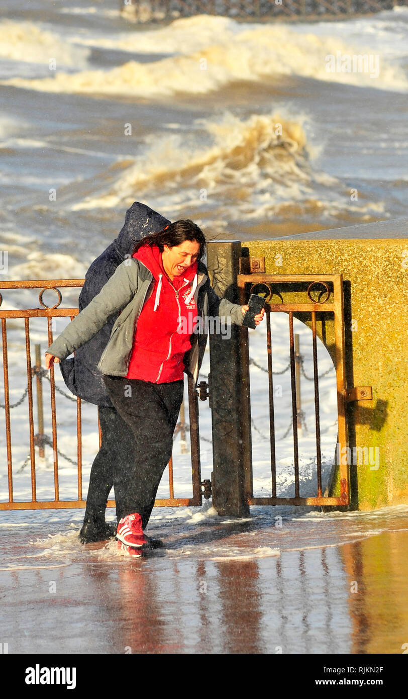 Blackpool, Regno Unito. 7 febbraio 2019. Una combinazione di forti venti e un alta marea prodotto spettacolare mare a Blackpool. Due giovani donne diventava troppo vicino alle onde con i loro telefoni cellulari e ha dovuto dichiarare un ritiro rapido dopo aver ottenuto una buona immersione (3 foto). Kev Walsh Alamy/live news Credito: Kevin walsh Alamy/Live News Foto Stock