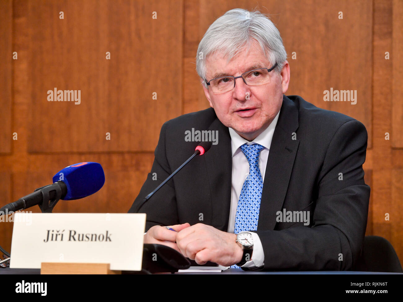Praga, Repubblica Ceca. 07 feb 2019. Banca nazionale ceca (CNB) ha retrocesso la sua crescita del PIL al 2,9 percento per anno e al 3 per cento per il prossimo anno, CNB governatore Jiri Rusnok (nella foto) ha detto in una conferenza stampa dopo la banca della riunione del Consiglio di Amministrazione il 7 febbraio 2019, a Praga, Repubblica Ceca. Credito: Vit Simanek/CTK foto/Alamy Live News Foto Stock