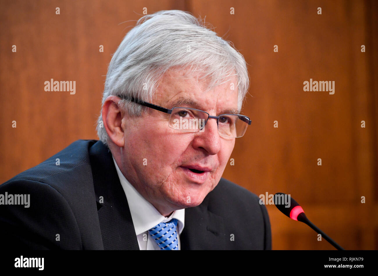 Praga, Repubblica Ceca. 07 feb 2019. Banca nazionale ceca (CNB) ha retrocesso la sua crescita del PIL al 2,9 percento per anno e al 3 per cento per il prossimo anno, CNB governatore Jiri Rusnok (nella foto) ha detto in una conferenza stampa dopo la banca della riunione del Consiglio di Amministrazione il 7 febbraio 2019, a Praga, Repubblica Ceca. Credito: Vit Simanek/CTK foto/Alamy Live News Foto Stock