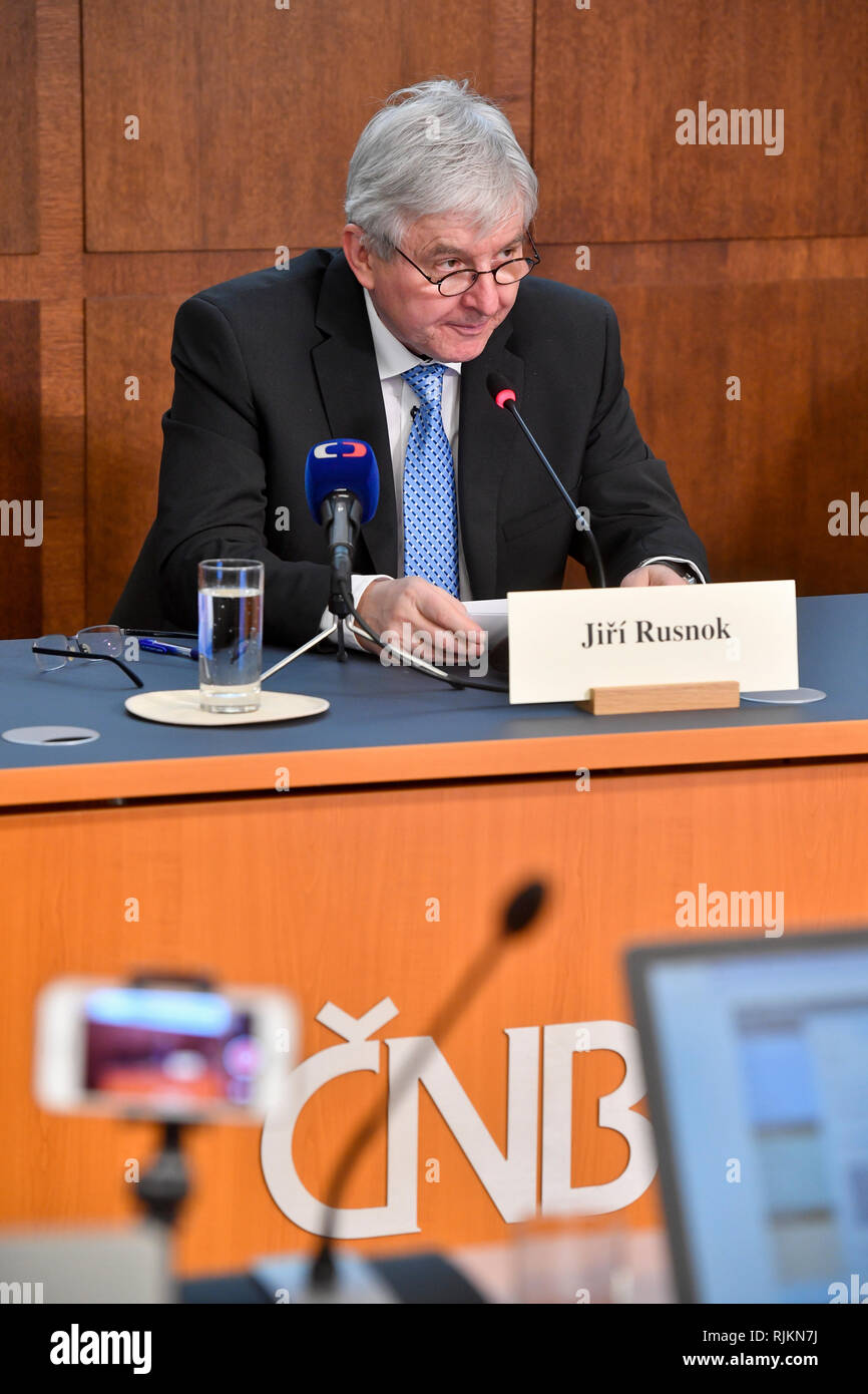 Praga, Repubblica Ceca. 07 feb 2019. Banca nazionale ceca (CNB) ha retrocesso la sua crescita del PIL al 2,9 percento per anno e al 3 per cento per il prossimo anno, CNB governatore Jiri Rusnok (nella foto) ha detto in una conferenza stampa dopo la banca della riunione del Consiglio di Amministrazione il 7 febbraio 2019, a Praga, Repubblica Ceca. Credito: Vit Simanek/CTK foto/Alamy Live News Foto Stock