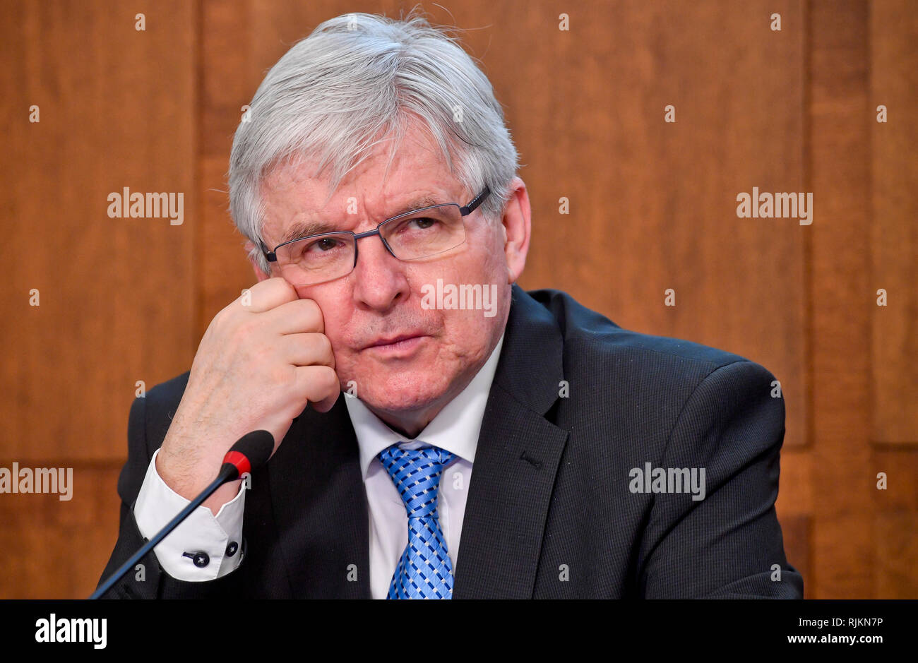 Praga, Repubblica Ceca. 07 feb 2019. Banca nazionale ceca (CNB) ha retrocesso la sua crescita del PIL al 2,9 percento per anno e al 3 per cento per il prossimo anno, CNB governatore Jiri Rusnok (nella foto) ha detto in una conferenza stampa dopo la banca della riunione del Consiglio di Amministrazione il 7 febbraio 2019, a Praga, Repubblica Ceca. Credito: Vit Simanek/CTK foto/Alamy Live News Foto Stock