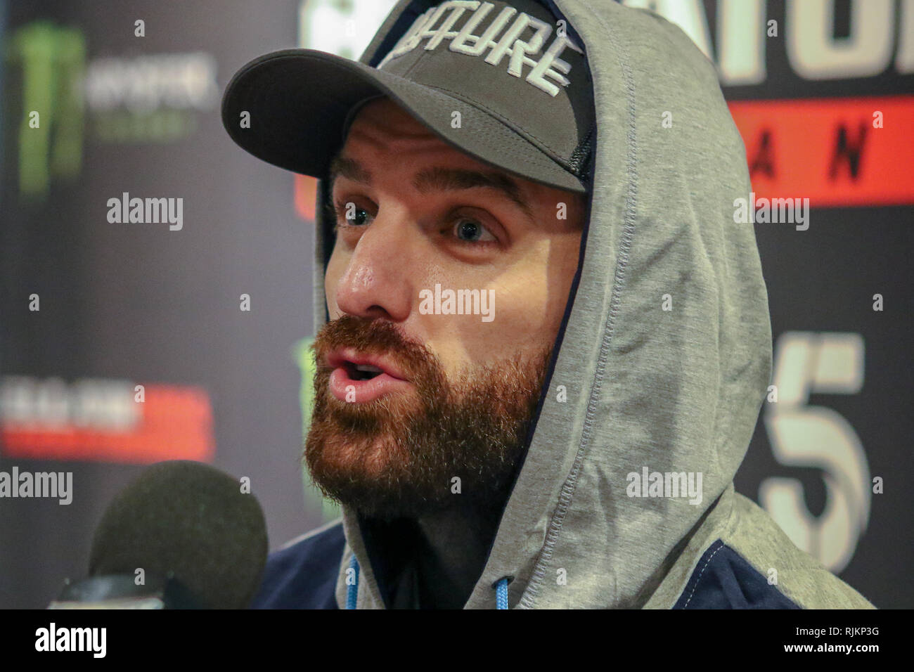 Newcastle, Regno Unito. 7 febbraio, 2019. Aaron Chalmers prende le domande dal media Credito: Dan Cooke/Alamy Live News Foto Stock