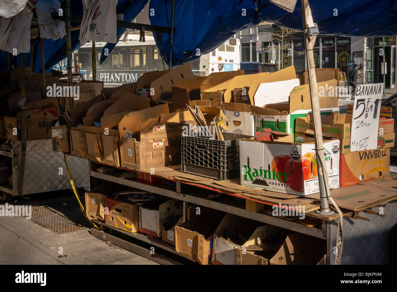 Nel quartiere di Chelsea di New York una frutta stand privo di frutta, tirato in causa del freddo, giovedì, 31 gennaio 2019. Il freddo pungente che ha afferrato midwestern Stati Uniti è arrivato, leggermente mitigata in New York con un basso di 2 gradi aumenta solo nella metà-adolescenti. (Â© Richard B. Levine) Foto Stock