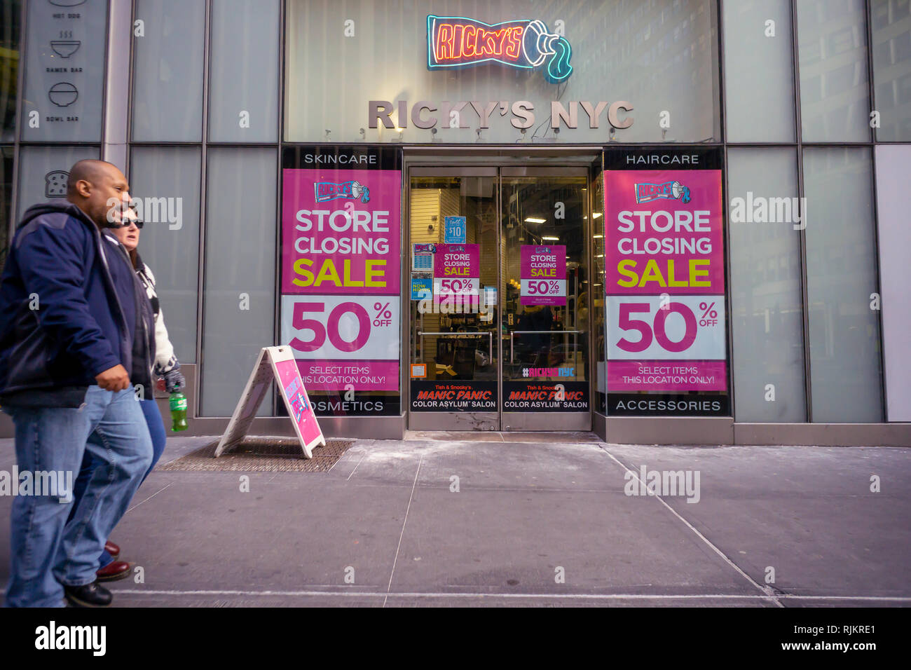 Il locale della salute e bellezza a catena, Ricky, annuncia grandi occasioni come si chiude sulla sua onnipresente nei negozi di Midtown a New York, visto domenica 3 febbraio, 2019. (© Richard B. Levine) Foto Stock