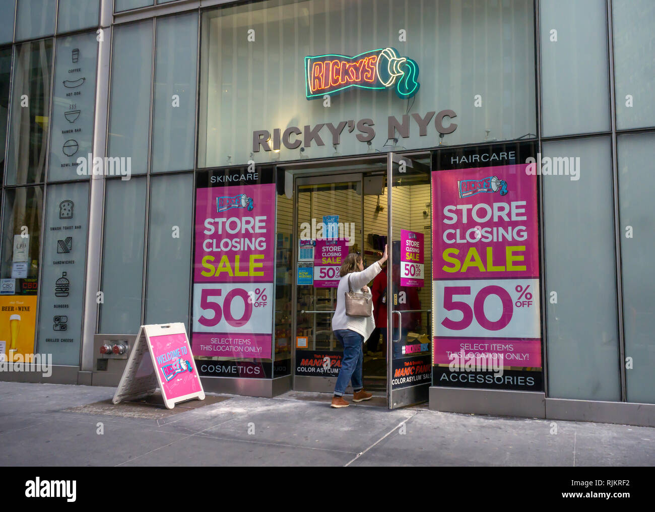 Il locale della salute e bellezza a catena, Ricky, annuncia grandi occasioni come si chiude sulla sua onnipresente nei negozi di Midtown a New York, visto domenica 3 febbraio, 2019. (Â© Richard B. Levine) Foto Stock