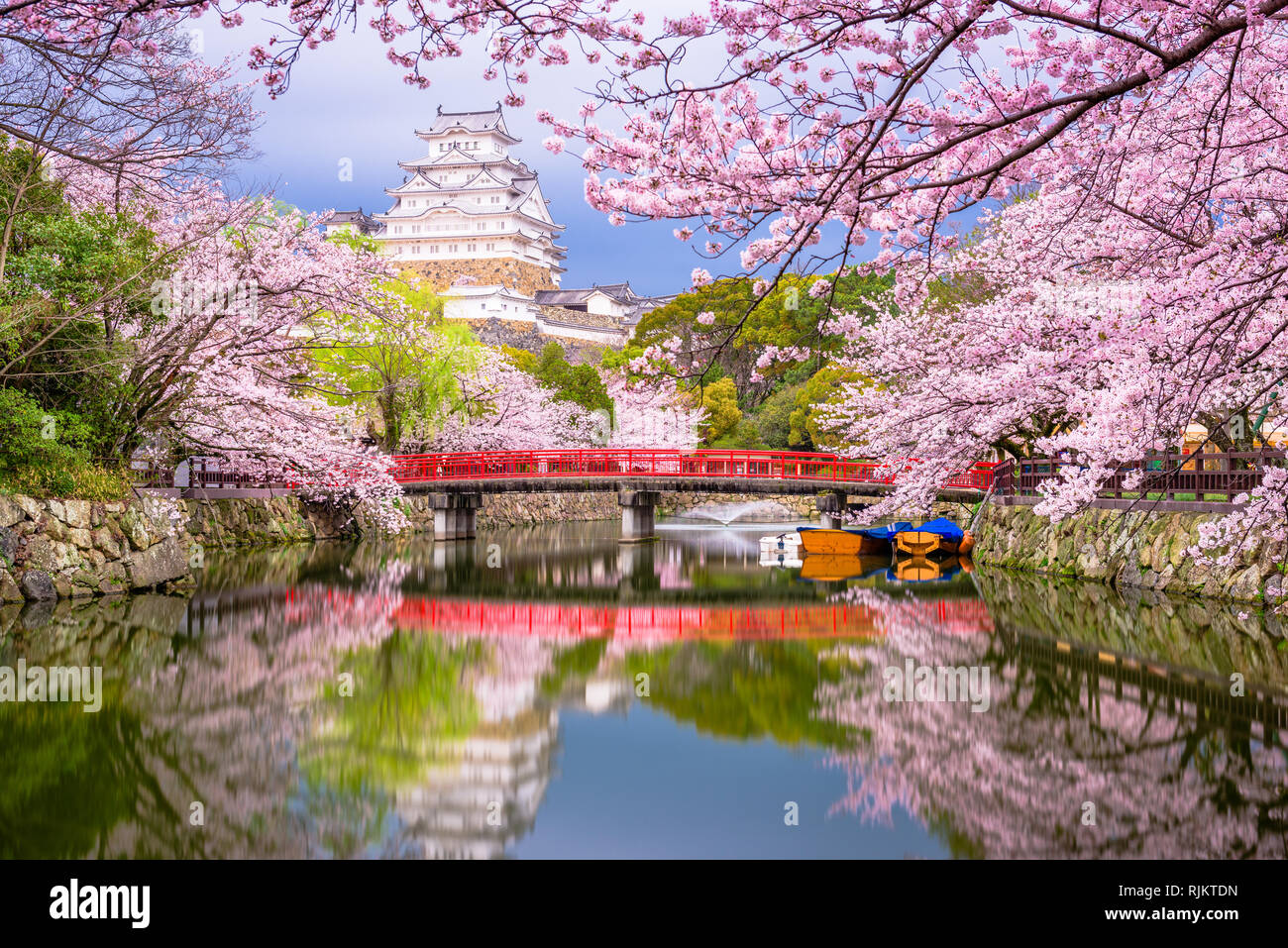 Himeji, Giappone presso il castello di Himeji il fossato circostante nella stagione primaverile. Foto Stock