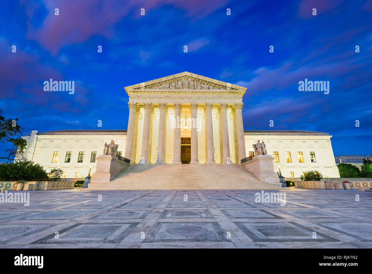 La Corte suprema degli Stati Uniti edificio al crepuscolo in Washington DC, Stati Uniti d'America. Foto Stock