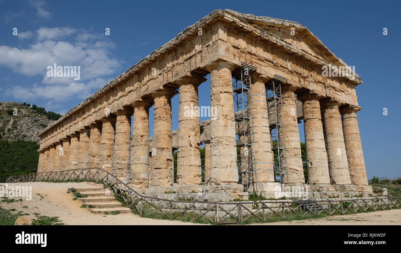 Segesta, in provincia di Trapani, in Sicilia. Segesta è uno dei meglio conservati e più belli del Greco siti archeologici del Mediterraneo. Foto Stock