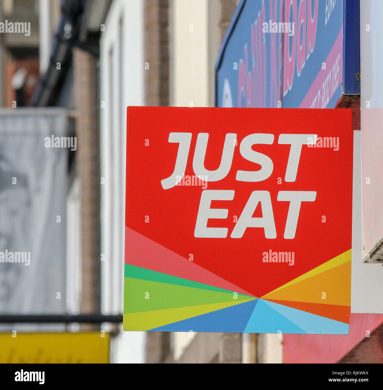 Appena ad est segno su high street Foto Stock