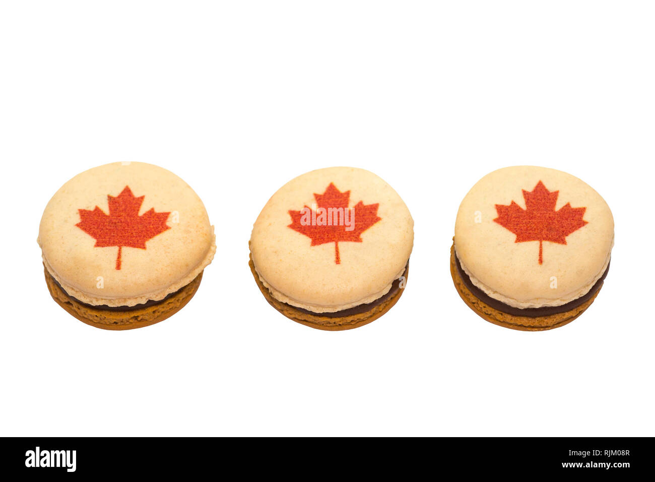 Macaron decorato con foglie di acero rosso fatto per il Canada Day su sfondo bianco Foto Stock