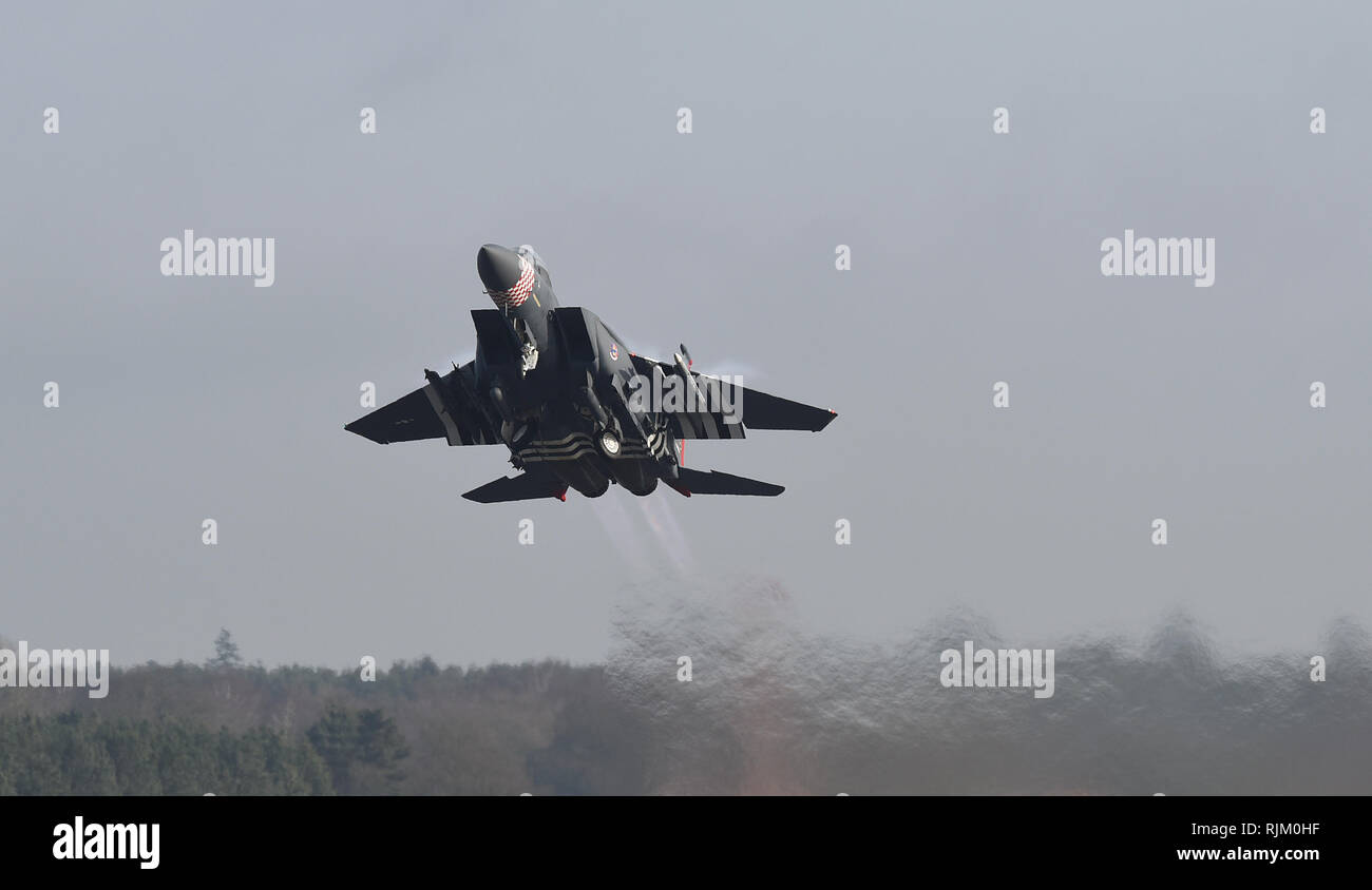 Un F-15E Strike Eagle assegnato all'492nd Fighter Squadron decolla a Royal Air Force Lakenheath, Inghilterra gennaio 6. Il velivolo è dipinto in schema colori di un P-47 Thunderbolt, il primario aeromobili utilizzati dall'ala durante il suo servizio nella II Guerra Mondiale. (U.S. Air Force foto di Airman 1. Classe Madeline Herzog) Foto Stock