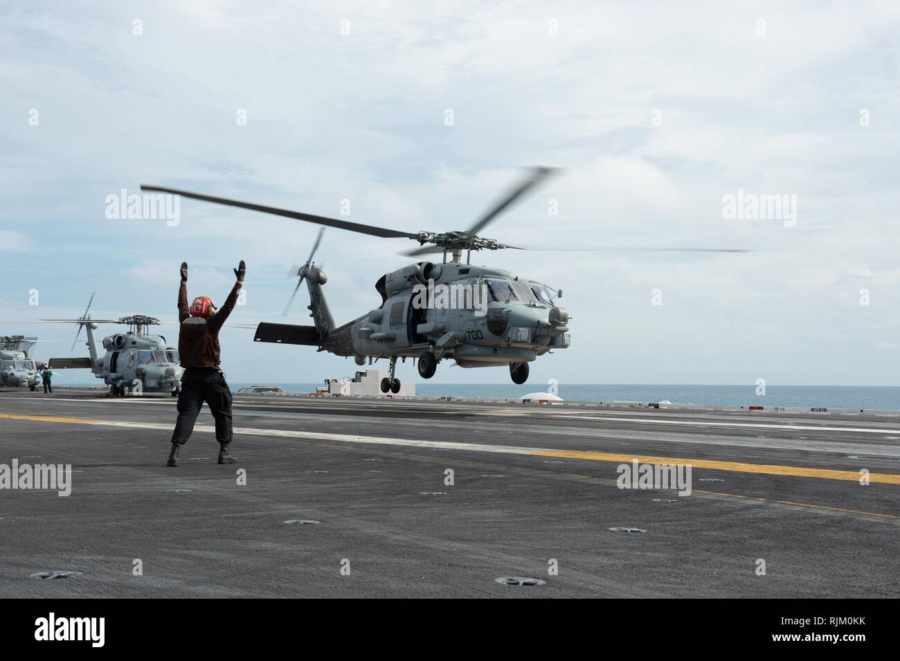 Un MH-60R Sea Hawk, assegnato all'elicottero Maritime Strike Squadron (HSM) 71, decolla dal ponte di volo della portaerei USS John C. Stennis CVN (74) nell'Oceano Pacifico, Febbraio 5, 2019. John C. Stennis è distribuito negli Stati Uniti 7 flotta area di operazioni a sostegno della sicurezza e della stabilità nella regione Indo-Pacifico. (U.S. Foto di Marina di Massa lo specialista di comunicazione di terza classe Okerman Skyler) Foto Stock