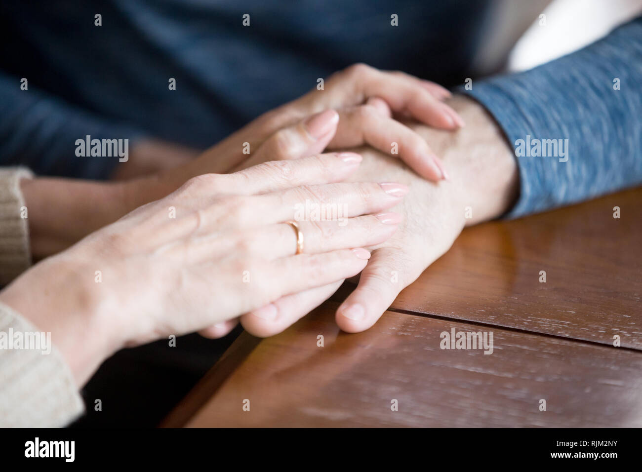 Close up di donna e uomo tenendo le mani insieme Foto Stock