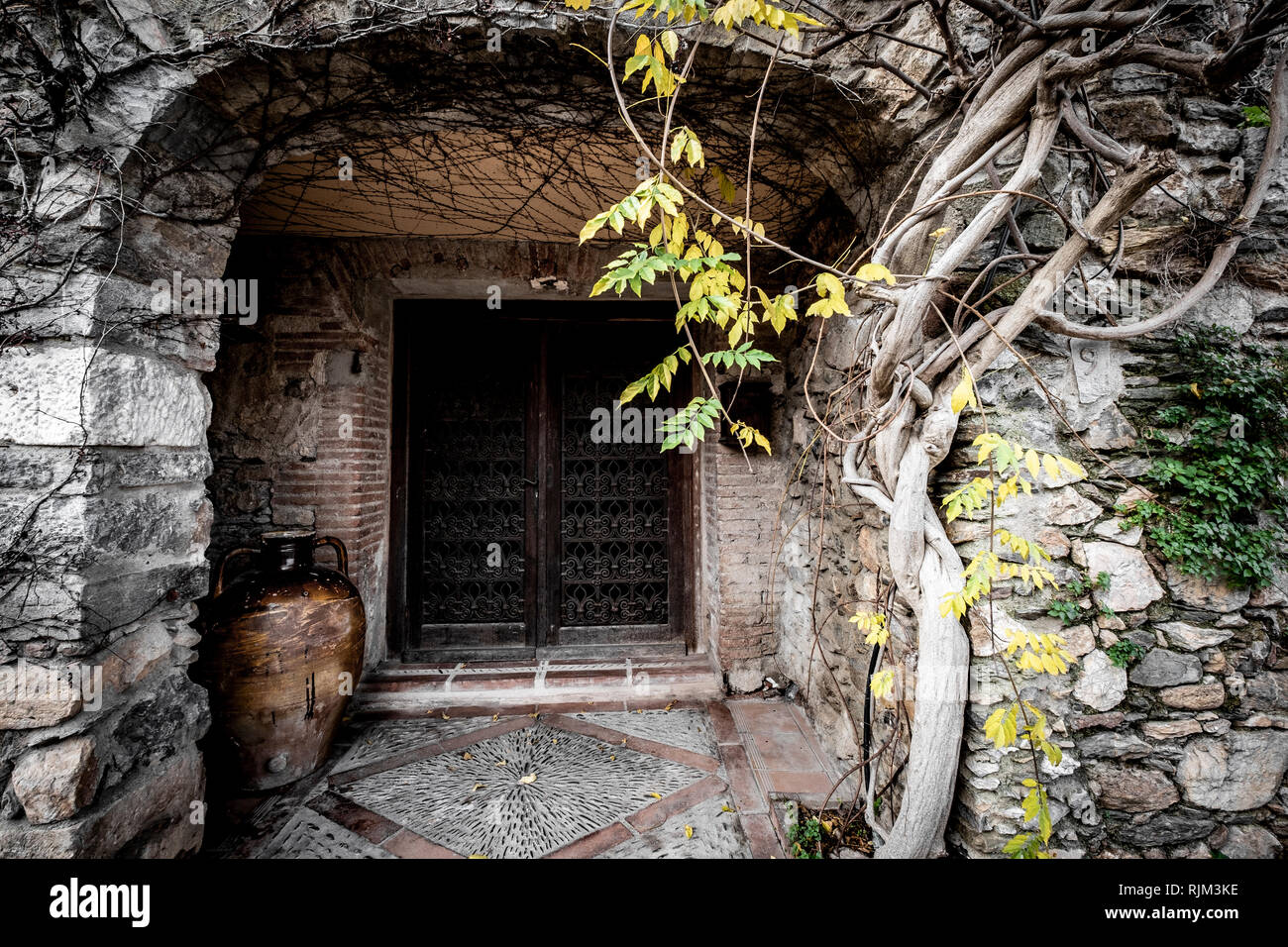 Architettura rustica nel villaggio di Castelnou, all'interno della lista di les plus beaux città della Francia Foto Stock