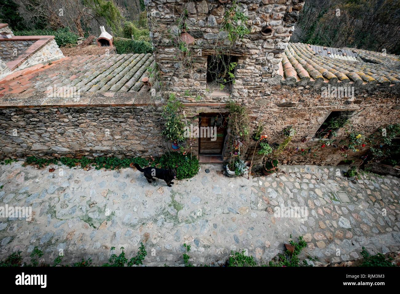 Architettura rustica nel villaggio di Castelnou, all'interno della lista di les plus beaux città della Francia Foto Stock