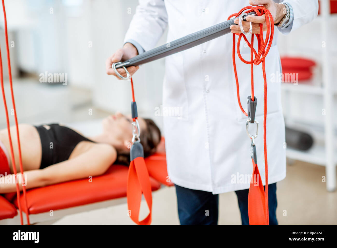 Fisioterapista azienda red funi di sospensione attrezzatura medica per il trattamento della colonna vertebrale Foto Stock