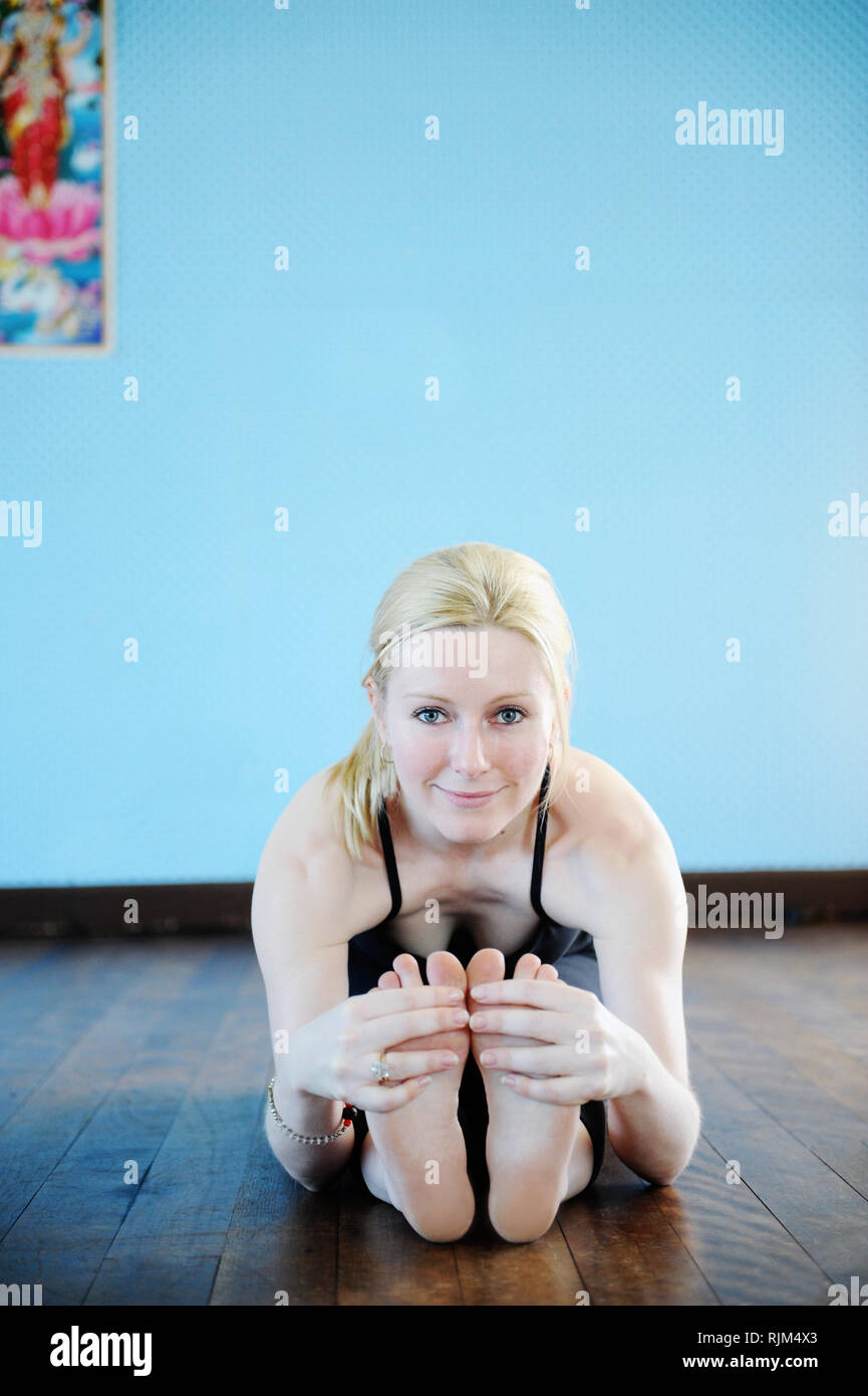 La donna a praticare yoga Foto Stock