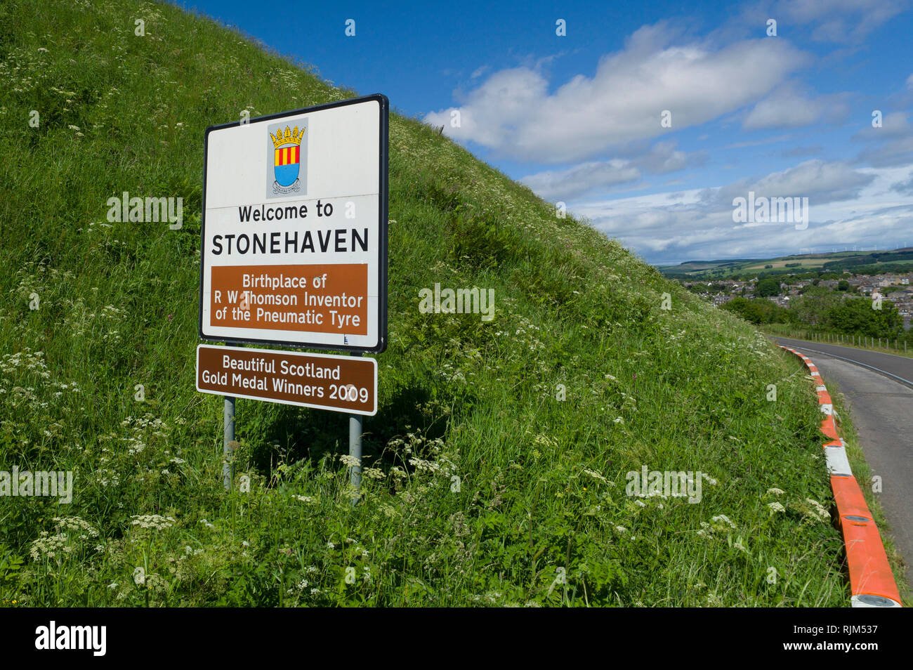 Luogo di nascita di R W Tomson inventore del pneumatico firmare all'entrata di Stonehaven Aberdeenshire, Scozia Foto Stock