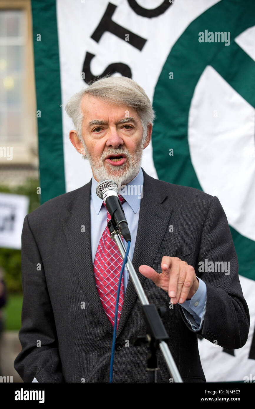 La manodopera MP Paul Flynn parlando a fermare la guerra rally nel centro di Londra il 7 ottobre 2012. Foto Stock