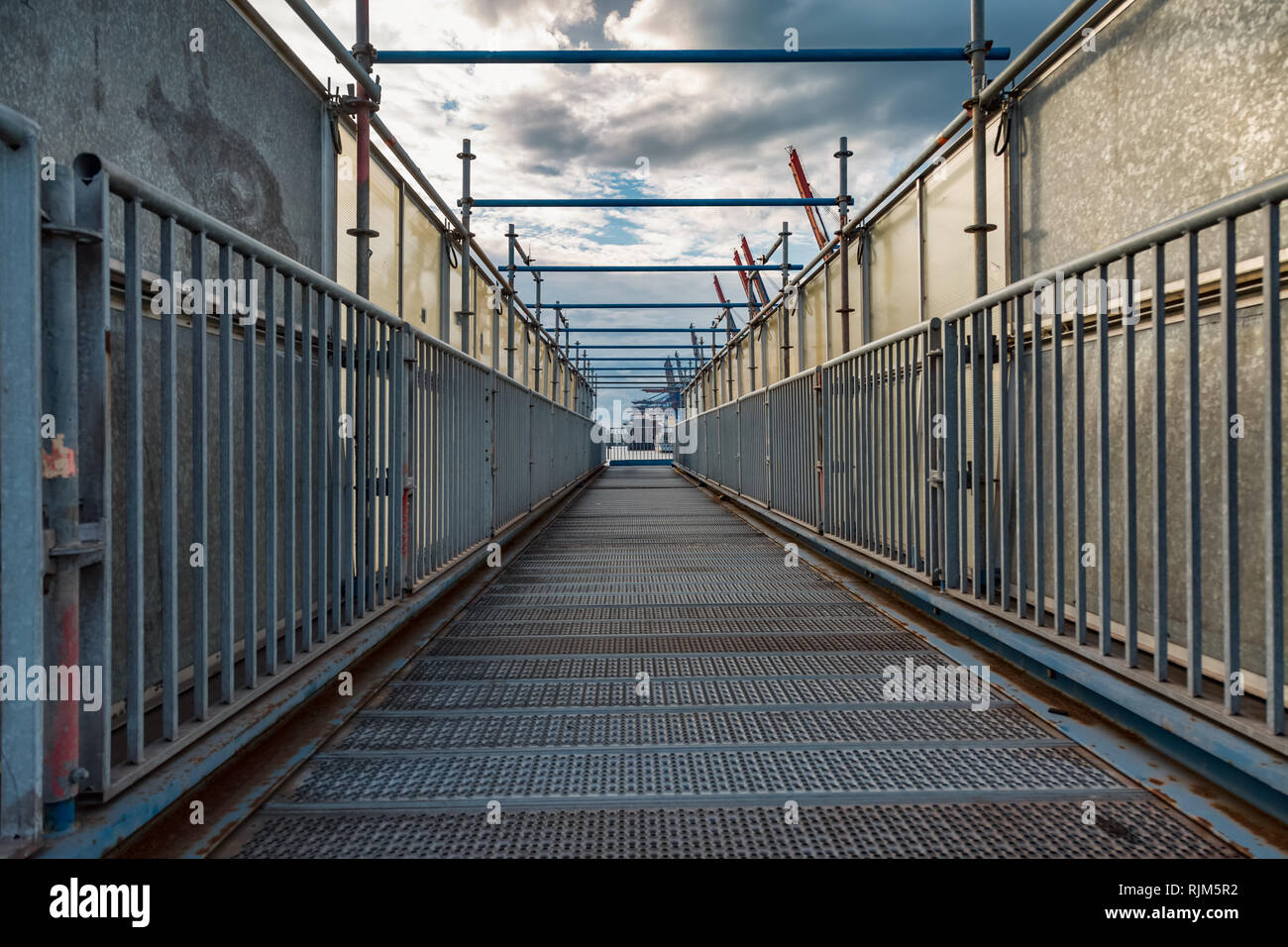 Ponte pedonale di metallo nel porto come passaggio Foto Stock