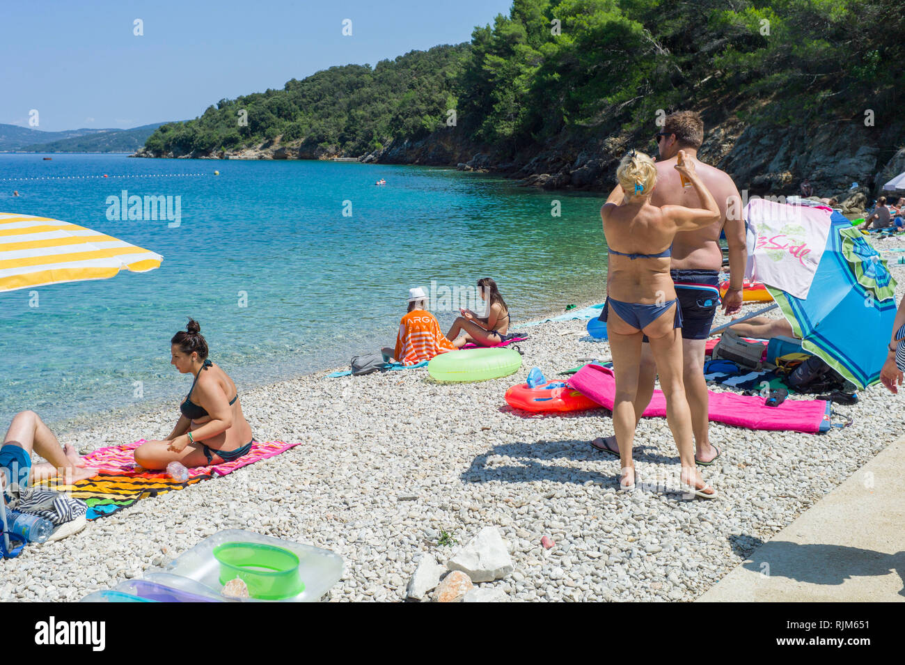 I turisti sulla spiaggia di Valun, Cres, Croazia Foto Stock