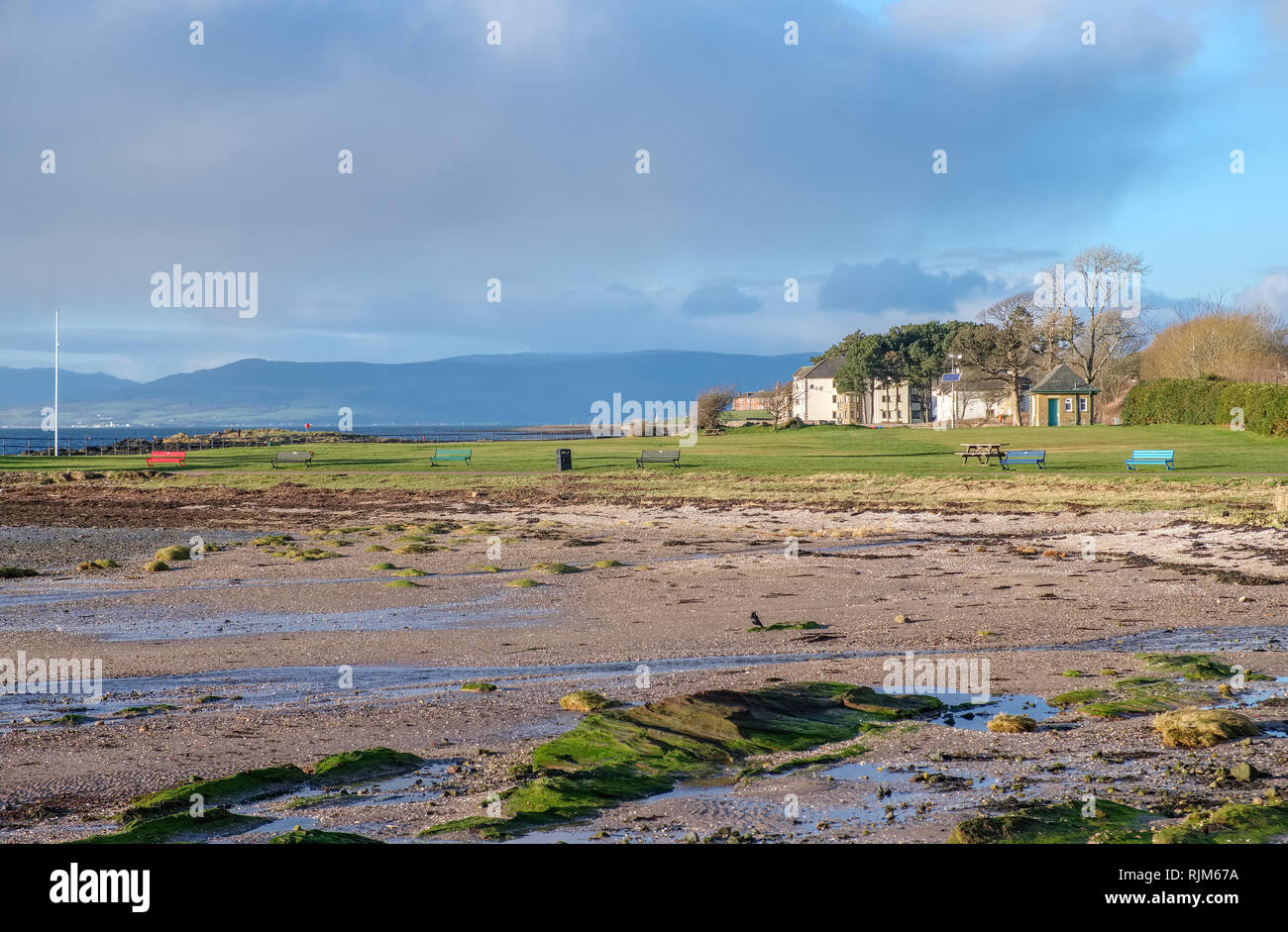 La città di Largs impostato sul Firth of Clyde sulla costa ovest della Scozia. Guardando dalla marina nelle aree di erba passato il monumento a matita su un Foto Stock