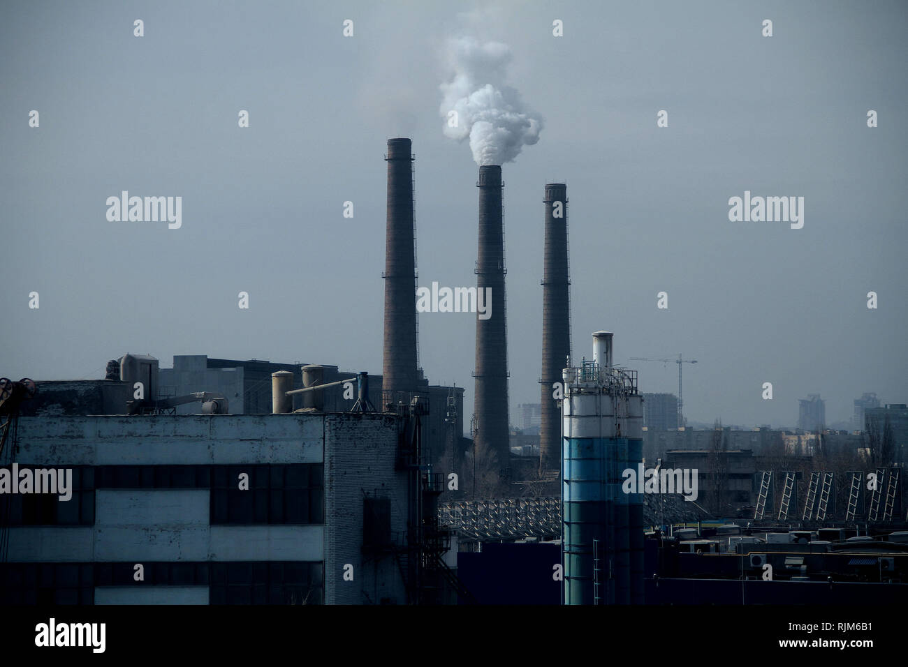 Fumi tossici emessi dagli impianti industriali camini Foto Stock
