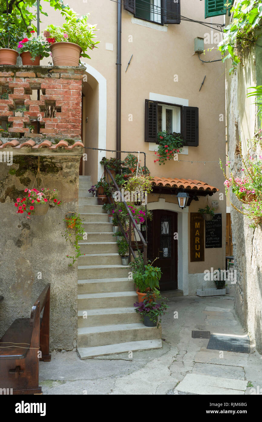 Strade strette e case in stile romano antico villaggio di Moscenica, Istria Croazia Foto Stock