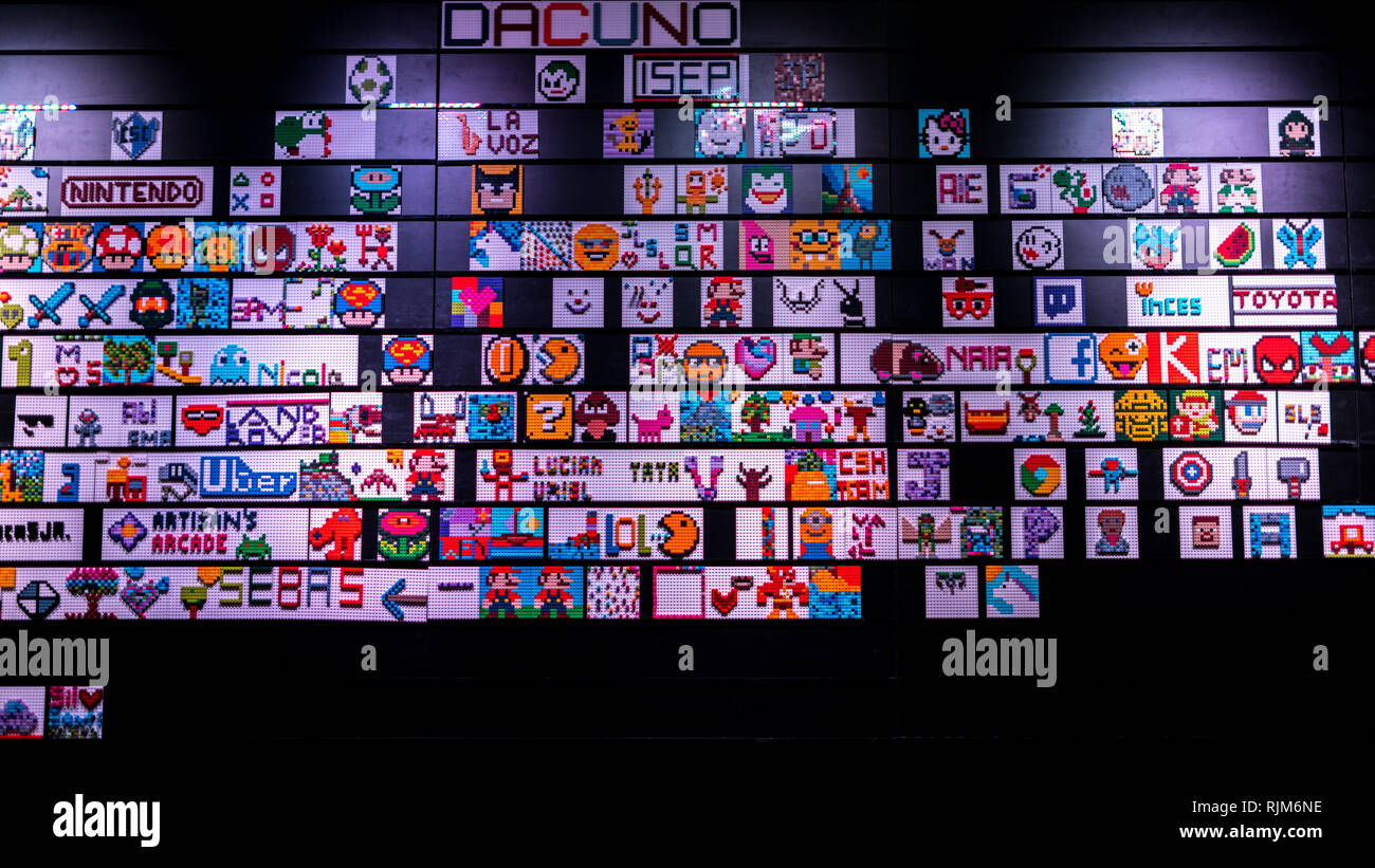 Una parete di Lego mosaici realizzati dai visitatori della Costa Rican Brickman esperienza presso Escazu mall Foto Stock