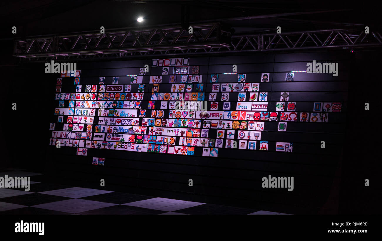 Una parete di Lego mosaici realizzati dai visitatori della Costa Rican Brickman esperienza presso Escazu mall Foto Stock