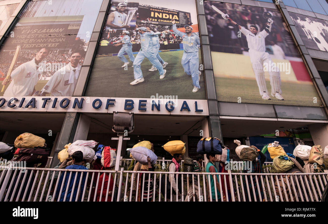 Gangasagar,pellegrini,in linea,con bagaglio, sulla testa,marzo.a,a,linea,sotto,indiana. Cricket Cricket,icone,bill Visualizza scheda,da ,Cricket di associazione Foto Stock