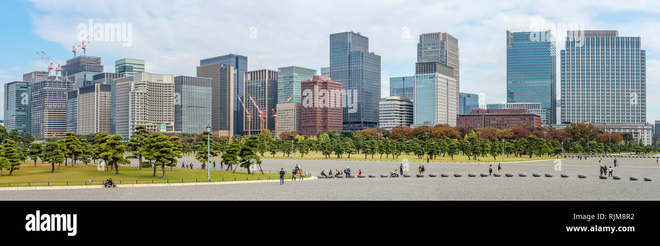 Kokyogaien National Gardens di fronte allo skyline di Marunouchi, Tokyo, Giappone Foto Stock