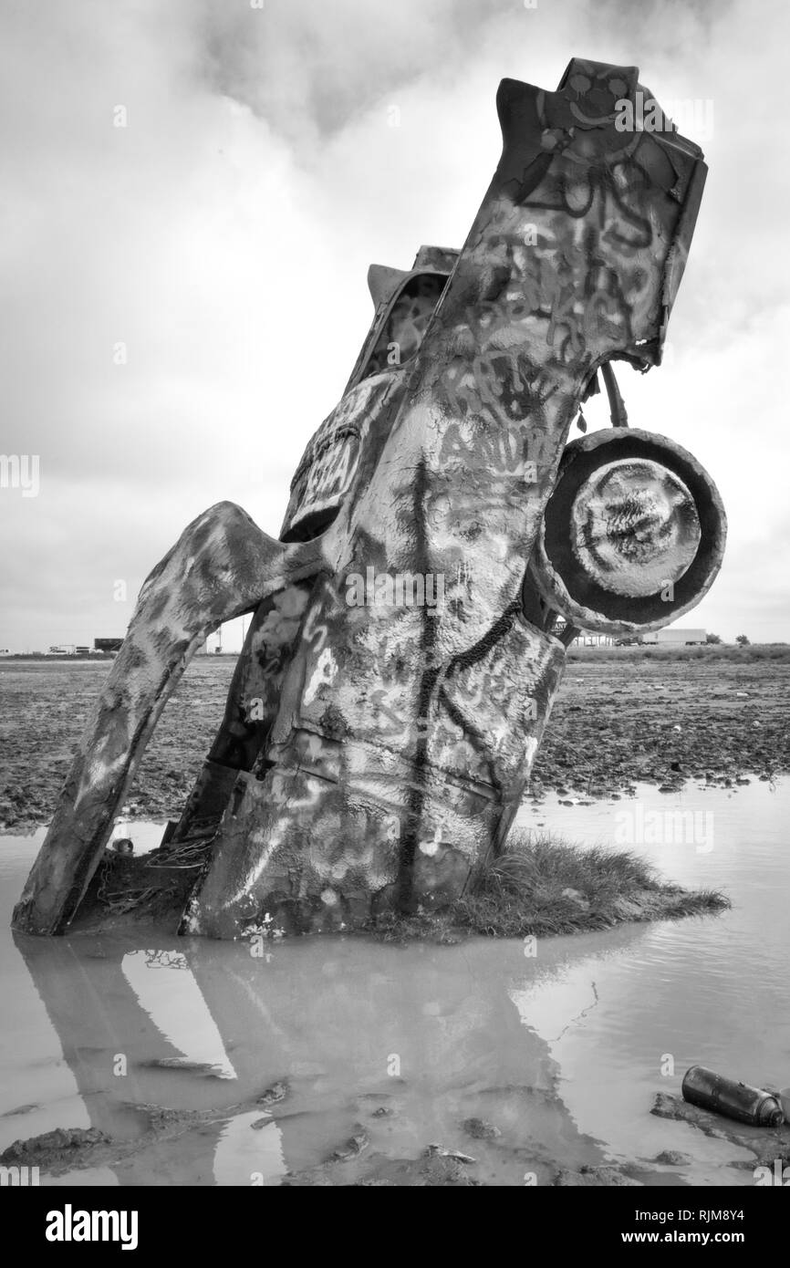 Cadillac Ranch è un arte di installazione compresa di vecchie Cadillac semi-interrato, naso verso il basso e verniciato a spruzzo quotidianamente dai visitatori vicino Amarillo, TX Foto Stock