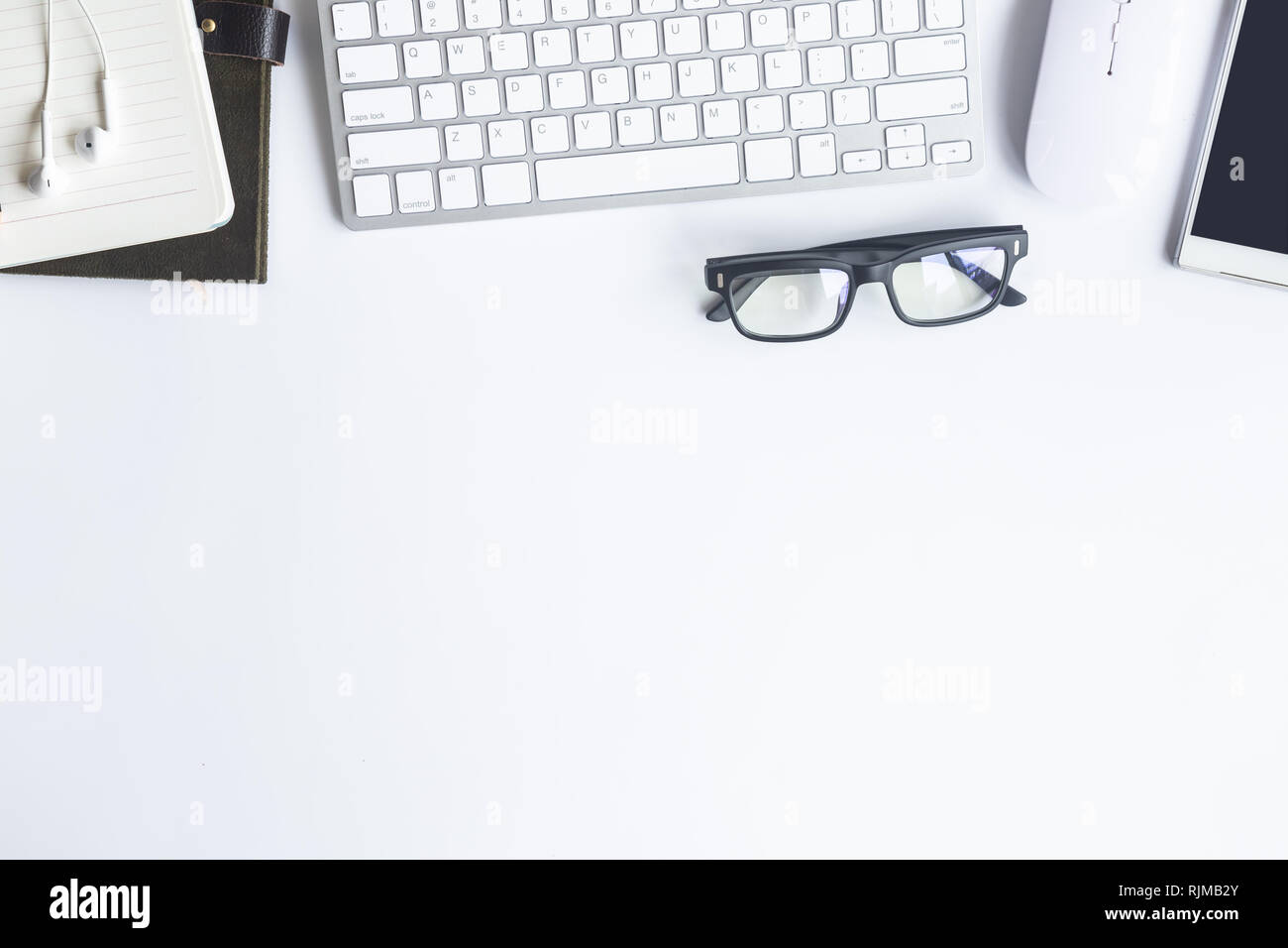 White desk office con laptop, smartphone e altre forniture di lavoro con tazza di caffè. Vista da sopra con copia spazio per immettere il testo. Area di lavoro di designer Foto Stock