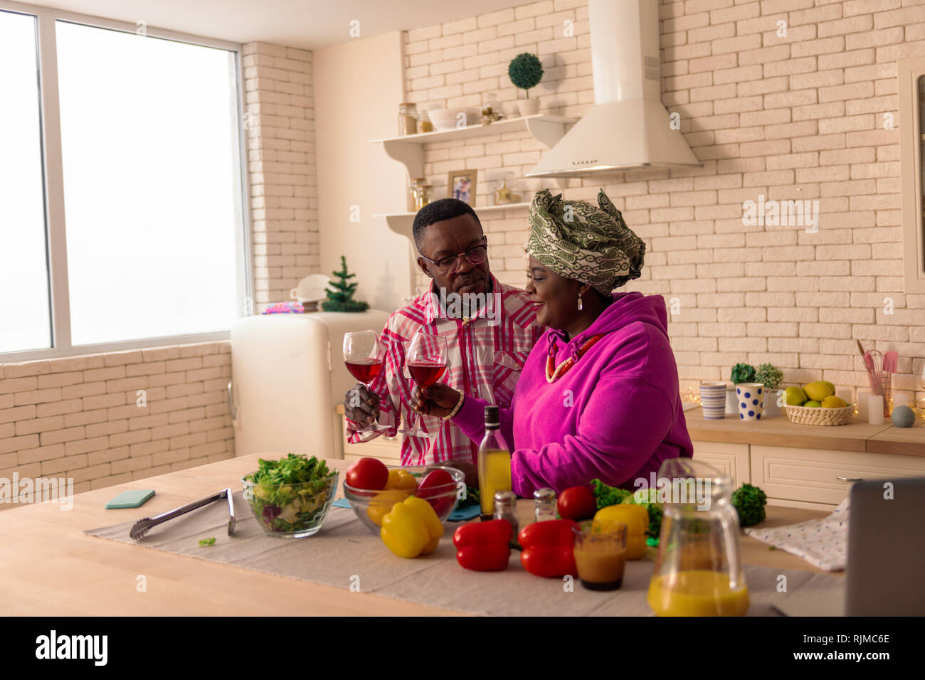 Positivo Afro American giovane bevendo vino insieme Foto Stock