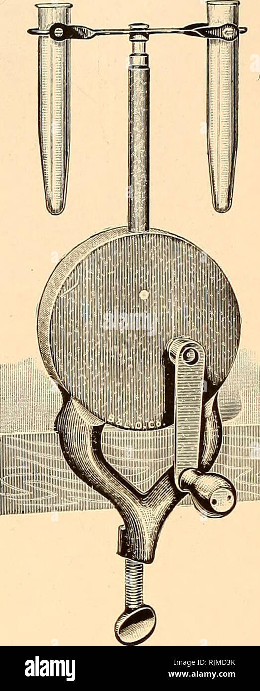 . Apparecchiatura batteriologica : patologici, biochimici. Apparecchio scientifico e strumenti; batteriologia; industria chimica. STfi* Hill (Cnrpflrattnn, RatUtsUr, N. /&amp;^&amp; s§. 11629 11629-centrifuga modello mano-Bausch &AMP; Lomb. Disponibile in due modelli di velocità singola e due velocità; la velocità singola dando 1200 R. P. M. con 50 giri della maniglia e le due velocità dando 1200 per sedi attuazione e 4000 con la Haematokrit; gli ingranaggi del pignone e sono protetti da polvere; struttura di impugnatura rende impossibile arrestare improvvisamente così che il contenuto del tubo sono versato. Completare wi Foto Stock