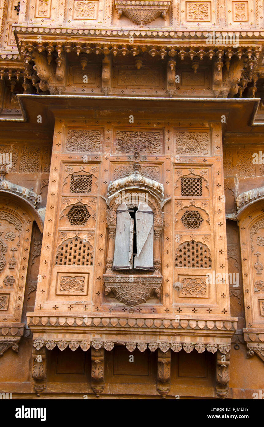 Decorativa vista esterna di Patwon Ki Haveli, Jaisalmer, Rajasthan, India Foto Stock