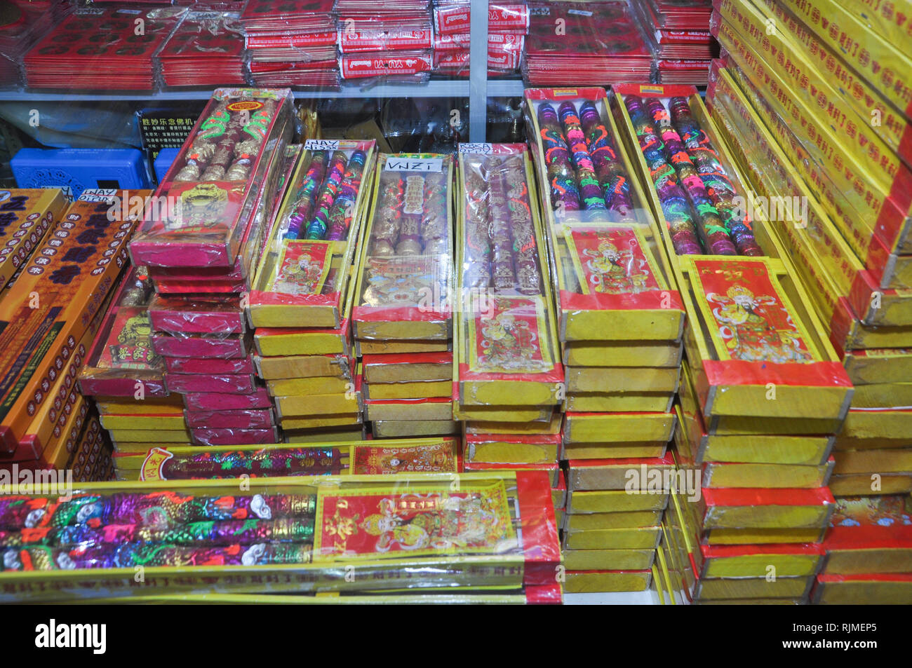 Bastoni Incence sono state vendute a un fornitore durante il Nuovo Anno Lunare di preparazione. Indonesiano discendenti cinesi si stanno preparando per le celebrazioni della Luna Foto Stock