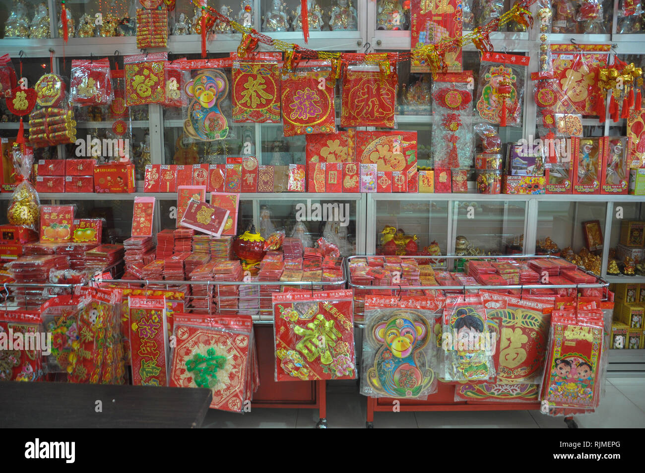 Il nuovo anno lunare decorazioni sono state vendute in un vendor a Sulawesi Street. Indonesiano discendenti cinesi si stanno preparando per le celebrazioni del Lunar Foto Stock