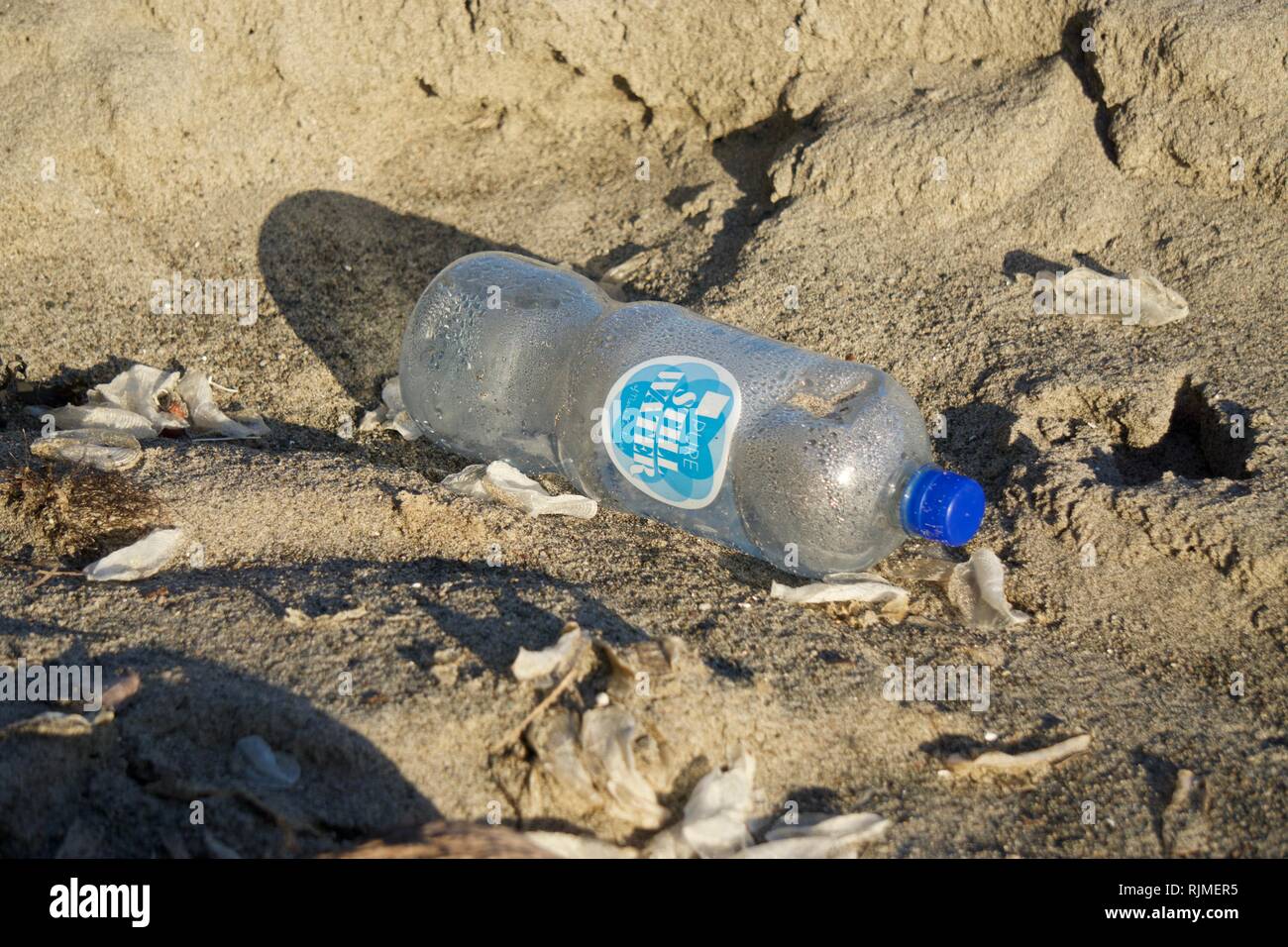 La bottiglia di plastica sulla spiaggia Foto Stock