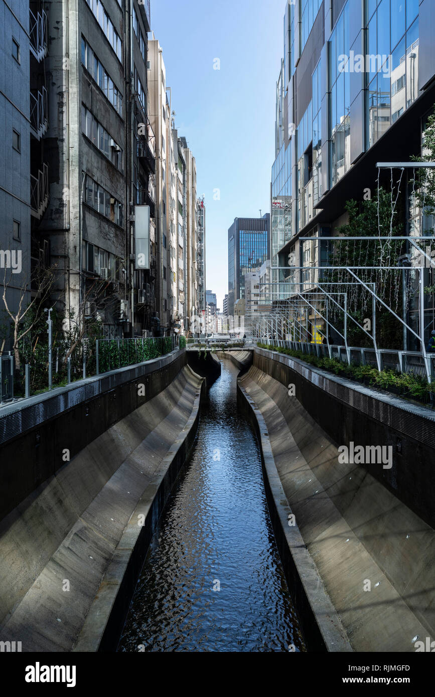 Shibuya fiume nella parte anteriore del flusso di Shibuya, Shibuya-Ku, Tokyo, Giappone Foto Stock
