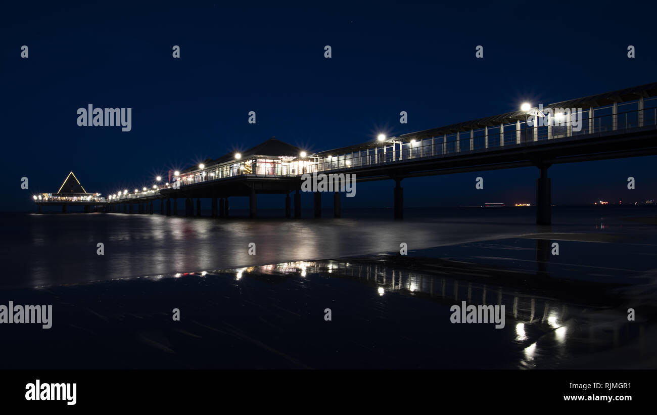 Il famoso ponte del mare di Heringsdorf sull isola di Usedom in Germania Foto Stock