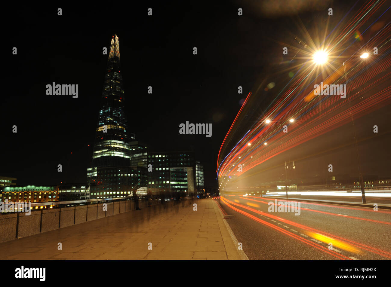 Il coccio di notte da London Bridge guardando verso sud Foto Stock