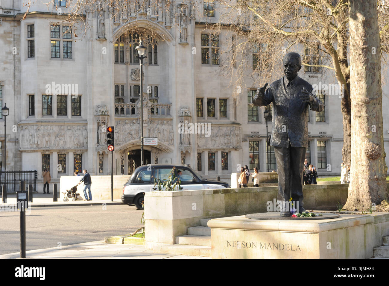 Nelson Mandela statua al di fuori della Corte suprema, London SW1 Foto Stock