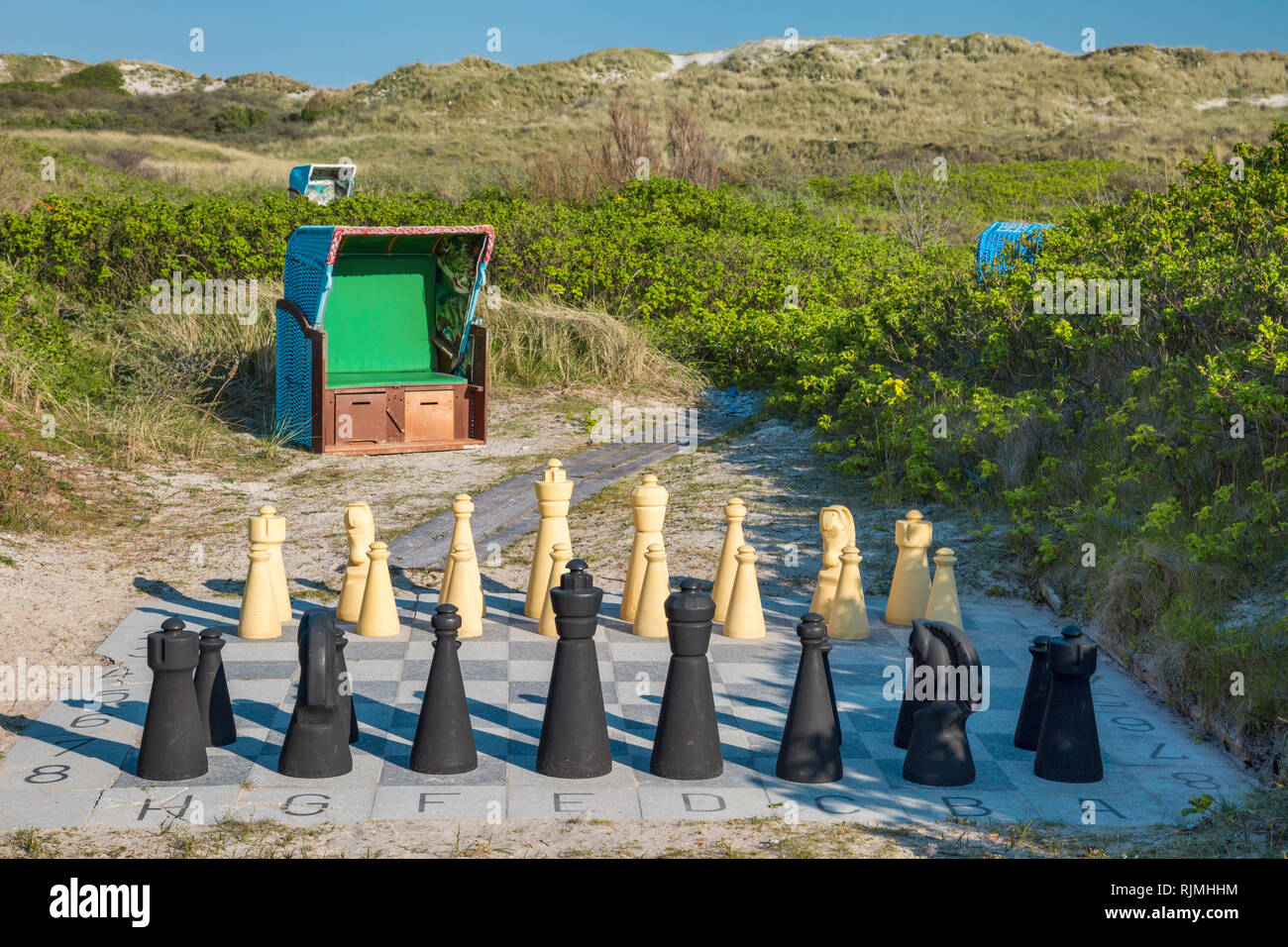 Scacchiera esterna nelle dune con sdraio sulla spiaggia Foto Stock