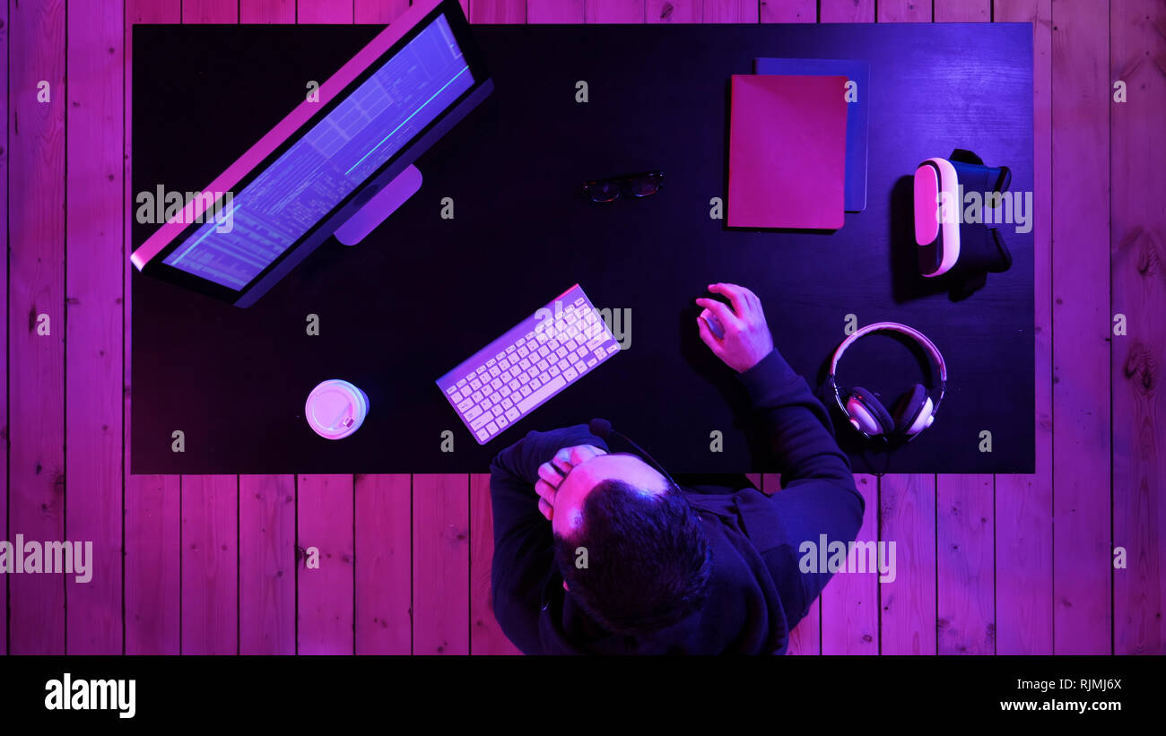 Lo sviluppo di programmazione e tecnologie di codifica. Programmatore annoiato a lavorare. Foto Stock